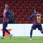 O técnico do Manchester United, Ruben Amorim, dando instruções a Marcus Rashford.
