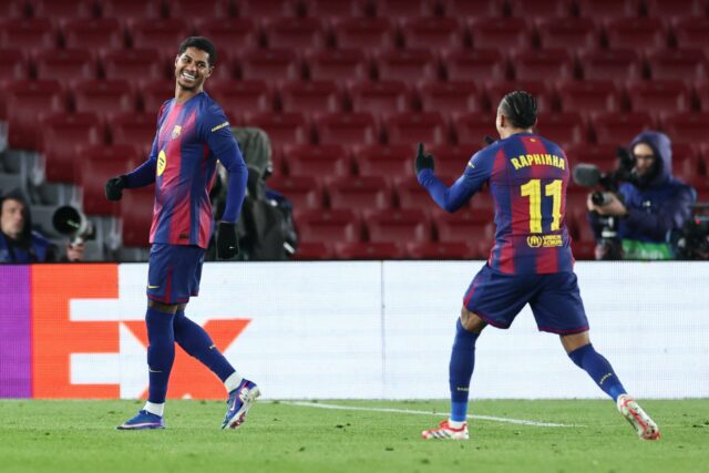 O técnico do Manchester United, Ruben Amorim, dando instruções a Marcus Rashford.