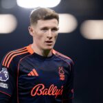 Elliot Anderson com uniforme Forest vermelho