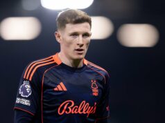 A conexão única de Elliot Anderson com Michael Carrick pode funcionar a favor do Man Utd… se a Ineos agir em conjunto Elliot Anderson com uniforme Forest vermelho