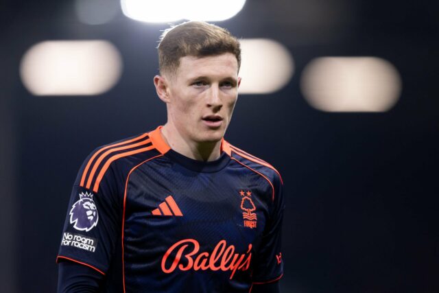 Elliot Anderson com uniforme Forest vermelho