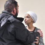 A congressista norte-americana Ilhan Omar foi borrifada com líquido em reunião na prefeitura
