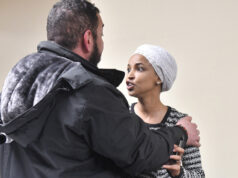 A congressista norte-americana Ilhan Omar foi borrifada com líquido em reunião na prefeitura A congressista norte-americana Ilhan Omar foi borrifada com líquido em reunião na prefeitura