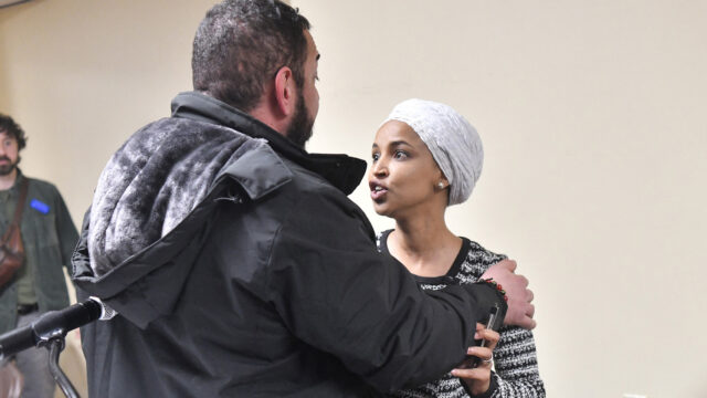A congressista norte-americana Ilhan Omar foi borrifada com líquido em reunião na prefeitura
