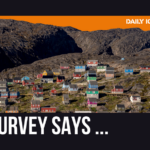 Pessoas protestam contra a política de Trump em relação à Groenlândia em frente ao consulado dos EUA em Nuuk, Groenlândia, sábado, 17 de janeiro de 2026. (AP Photo/Evgeniy Maloletka)