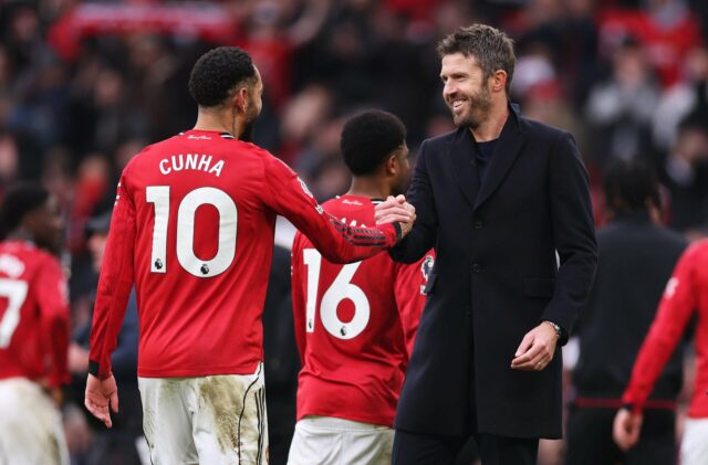 O atacante brasileiro nº 10 do Manchester United, Matheus Cunha, comemora após fazer o cruzamento para seu segundo gol durante a partida de futebol da Premier League inglesa entre Manchester United e Manchester City em Old Trafford, em Manchester, noroeste da Inglaterra, em 17 de janeiro de 2026