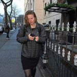 A defensora da habitação em Nova York, Cea Weaver, deve confessar suas crenças e explicá-las aos eleitores legitimamente preocupados