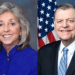 A deputada Dina Titus ganha impulso na Lei FAIR BET enquanto o republicano Tom Cole apóia o imposto sobre jogos de azar. Retratos oficiais lado a lado de dois legisladores dos EUA em frente a bandeiras americanas: uma mulher de jaqueta azul à esquerda e um homem de terno escuro e gravata azul clara à direita.