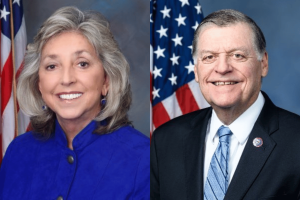 A deputada Dina Titus ganha impulso na lei FAIR BET A deputada Dina Titus ganha impulso na Lei FAIR BET enquanto o republicano Tom Cole apóia o imposto sobre jogos de azar. Retratos oficiais lado a lado de dois legisladores dos EUA em frente a bandeiras americanas: uma mulher de jaqueta azul à esquerda e um homem de terno escuro e gravata azul clara à direita.