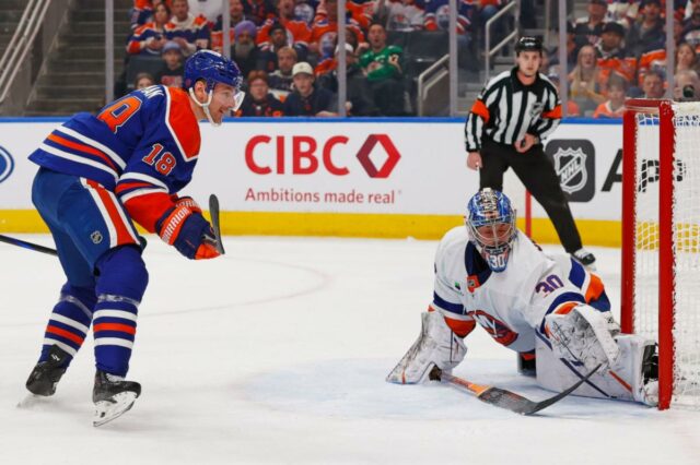 O goleiro do New York Islanders, Ilya Sorokin (30), faz uma defesa contra um chute do atacante do Edmonton Oilers, Zach Hyman (18), durante o primeiro período em Rogers Place. 