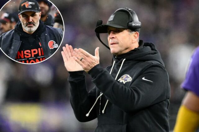 O técnico do Baltimore Ravens, John Harbaugh, está fora da linha lateral.