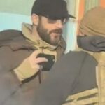 Alex Jeffrey Pretti, 37 anos, pode ser visto filmando na rua com seu telefone enquanto um pequeno grupo confronta um agente federal. Sua outra mão parecia estar vazia