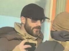 A disputa sobre a arma no centro do tiroteio mortal irrompe quando os federais afirmam que a arma foi ‘brandida’… mas eles pareceram removê-la da vítima bem antes de abrir fogo Alex Jeffrey Pretti, 37 anos, pode ser visto filmando na rua com seu telefone enquanto um pequeno grupo confronta um agente federal. Sua outra mão parecia estar vazia