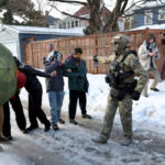 Manifestantes protestam em frente à Casa Branca em Washington, quinta-feira, 8 de janeiro de 2026, contra o agente do Immigration and Customs Enforcement (ICE) que matou Renee Nicole Good em Minneapolis. (AP Photo/José Luis Magana)