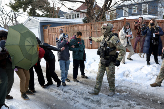 Manifestantes protestam em frente à Casa Branca em Washington, quinta-feira, 8 de janeiro de 2026, contra o agente do Immigration and Customs Enforcement (ICE) que matou Renee Nicole Good em Minneapolis. (AP Photo/José Luis Magana)