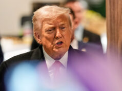 A equipe de Trump faz exigências descontroladas enquanto seus capangas aterrorizam a América Uma pessoa segura uma bandeira do estado de Minnesota enquanto oficiais federais de imigração lançam gás lacrimogêneo no sábado, 24 de janeiro de 2026, em Minneapolis. (Foto AP/Abbie Parr)