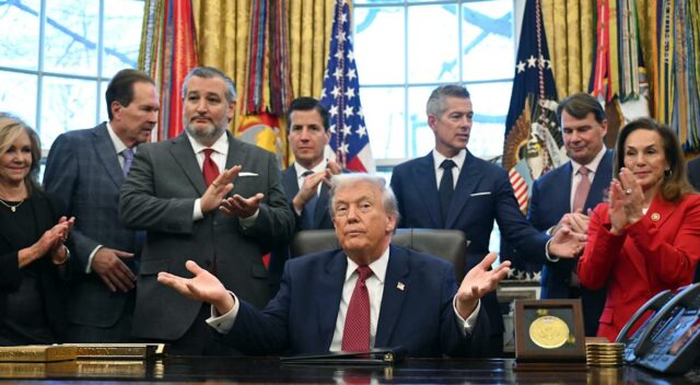 A equipe de Trump sugere um potencial plano de entrada A equipe de Trump sugere um potencial plano de entrada residencial 401(k). Veja como essa opção pode prejudicar sua aposentadoria