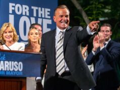 A escolha de Rick Caruso de não concorrer deixa um vazio ideológico em eleições importantes Rick Caruso comemorando em sua reunião da noite das primárias com sua família atrás dele.
