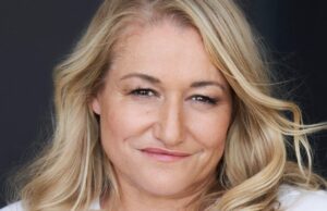 A escritora de ‘True Blood’ e ‘Jessica Jones’ Raelle Tucker lançará o romance de estreia ‘Obscura’ A escritora de 'True Blood' e 'Jessica Jones' Raelle Tucker lançará o romance de estreia 'Obscura'