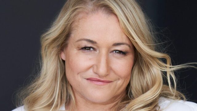 A escritora de 'True Blood' e 'Jessica Jones' Raelle Tucker A escritora de 'True Blood' e 'Jessica Jones' Raelle Tucker lançará o romance de estreia 'Obscura'