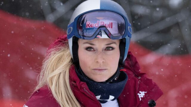 A esquiadora Lindsey Vonn bate e machuca o joelho uma semana antes do retorno das Olimpíadas de Inverno
