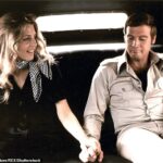 Lindsay Wagner tirou uma foto muito rara com Lee Majors. Os dois estavam lado a lado durante um evento de fãs em uma imagem que ela compartilhou no Instagram esta semana. Wagner, 76, estrelou a Mulher Biônica e Majors, 86, esteve em O Homem de Seis Milhões de Dólares