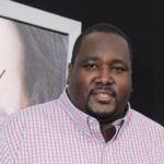 A estrela de 'Blind Side' Quinton Aaron continua com aparelhos de suporte vital, mas a saúde supostamente está melhorando