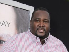 A estrela de ‘Blind Side’ Quinton Aaron continua com aparelhos de suporte vital, mas a saúde supostamente está melhorando A estrela de 'Blind Side' Quinton Aaron continua com aparelhos de suporte vital, mas a saúde supostamente está melhorando