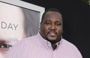 A estrela de ‘Blind Side’ Quinton Aaron continua com aparelhos de suporte vital, mas a saúde supostamente está melhorando A estrela de 'Blind Side' Quinton Aaron continua com aparelhos de suporte vital, mas a saúde supostamente está melhorando