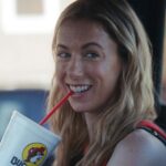 A estrela de 'Chasing Summer' Iliza Shlesinger sobre coordenadores de intimidade, criando cenas de sexo a partir de um olhar feminino e fazendo uma comédia 'elevada'