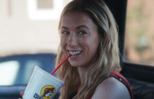 A estrela de ‘Chasing Summer’ Iliza Shlesinger sobre coordenadores de intimidade, criando cenas de sexo a partir de um olhar feminino e fazendo uma comédia ‘elevada’ A estrela de 'Chasing Summer' Iliza Shlesinger sobre coordenadores de intimidade, criando cenas de sexo a partir de um olhar feminino e fazendo uma comédia 'elevada'