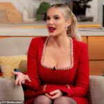 A estrela de Corrie, Helen Flanagan, criticou a novela por fazê-la 'desfilar de calcinha como uma ninfomaníaca louca' e 'beijar um homem muito mais velho' com apenas 16 anos (visto em 2024)