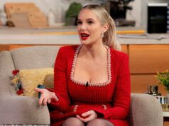 A estrela de Coronation Street, Helen Flanagan, critica a novela por ‘sexualizá-la’ e fazê-la ‘desfilar de calcinha como uma ninfomaníaca louca’ com apenas 16 anos A estrela de Corrie, Helen Flanagan, criticou a novela por fazê-la 'desfilar de calcinha como uma ninfomaníaca louca' e 'beijar um homem muito mais velho' com apenas 16 anos (visto em 2024)