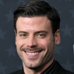 A estrela de 'Heated Rivalry' François Arnaud reage ao fato de Miley Cyrus querer fazer uma música para a segunda temporada e se pergunta se ela 'nos dará um desconto'