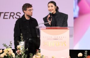 A estrela de ‘KPop Demon Hunters’ EJAE fica emocionada ao aceitar a melhor música original por ‘Golden’ no American Cinematheque Tribute: ‘It Helped Bring Light in a Very Dark Time in my Life’ A estrela de 'KPop Demon Hunters' EJAE fica emocionada ao aceitar a melhor música original por 'Golden' no American Cinematheque Tribute: 'It Helped Bring Light in a Very Dark Time in my Life'