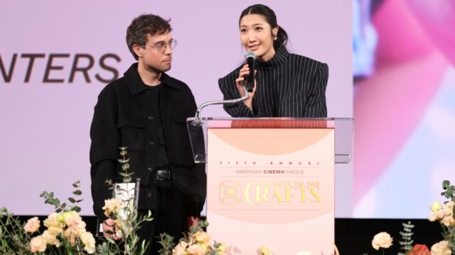 A estrela de 'KPop Demon Hunters' EJAE fica emocionada ao aceitar a melhor música original por 'Golden' no American Cinematheque Tribute: 'It Helped Bring Light in a Very Dark Time in my Life'
