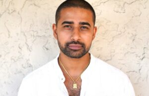 A estrela de ‘Life of Pi’ Suraj Sharma se junta ao ator de ‘Glee’ Iqbal Theba na comédia dramática ‘Days With Dandekar’ (EXCLUSIVO) A estrela de 'Life of Pi' Suraj Sharma se junta ao ator de 'Glee' Iqbal Theba na comédia dramática 'Days With Dandekar' (EXCLUSIVO)