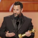 A estrela de Pitt, Noah Wyle, agradece aos profissionais de saúde no discurso do Globo de Ouro