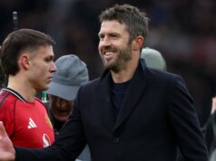 O Liverpool pode estar prestes a copiar a estratégia do Man United com Michael Carrick e Arne Slot sob pressão Michael Carrick dá instruções a Patrick Dorgu.