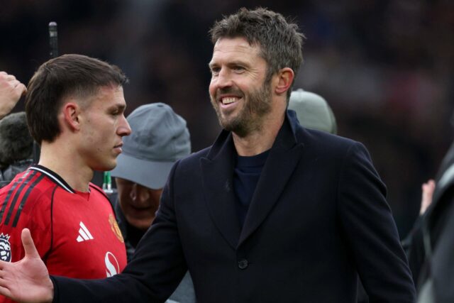 Michael Carrick dá instruções a Patrick Dorgu.