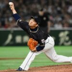 Takahiro Norimoto, do Japão, arremessa durante o Clássico Mundial de Beisebol.