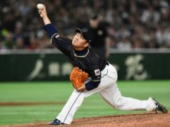 A estrela japonesa Takahiro Norimoto supostamente considerando a oferta da MLB em uma reviravolta de agência gratuita Takahiro Norimoto, do Japão, arremessa durante o Clássico Mundial de Beisebol.