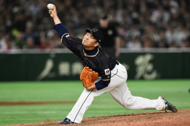 Takahiro Norimoto, do Japão, arremessa durante o Clássico Mundial de Beisebol.