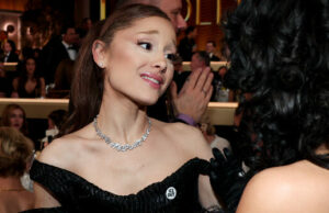 A estrela pop Ariana Grande exibe o distintivo ‘ICE OUT’ no Globo de Ouro A estrela pop Ariana Grande exibe o distintivo 'ICE OUT' no Globo de Ouro