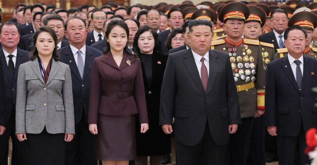 A filha de Kim visita o mausoléu da família, promovendo Nesta foto fornecida pelo governo norte-coreano, o líder Kim Jong Un, centro-direita, sua esposa Ri Sol Ju, terceira à esquerda, e sua filha, centro, supostamente chamada Kim Ju Ae, visitam o Palácio do Sol Kumsusan em Pyongyang, Coreia do Norte, quinta-feira, 1º de janeiro de 2026.