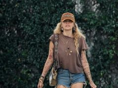 A filha de Michael Jackson, Paris, parece despreocupada ao surgir em Los Angeles em meio a uma guerra legal com os executores imobiliários da falecida estrela Paris Jackson parecia despreocupada ao emergir esta semana em meio a sua controversa batalha legal com os executores do espólio de seu falecido Michael Jackson.