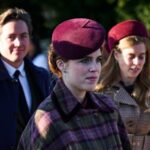 Princesa Eugenie, centro, com o Rei Charles, a Rainha Camilla e outros membros da família real no dia de Natal.
