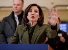 A governadora Kathy Hochul não propõe nenhum imposto estadual de NY sobre gorjetas após grande reação Kathy Hochul falando em um pódio com a mão levantada.
