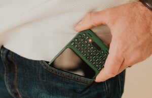 A grande tecnologia está estagnada e 2026 é nossa melhor oportunidade para abandonar os gigantes móveis iPhone 16 Pro Max vs. Galaxy S24 Ultra nas mãos de uma pessoa