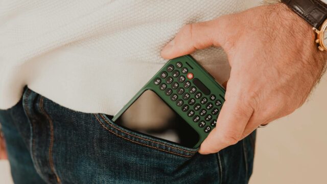 iPhone 16 Pro Max vs. Galaxy S24 Ultra nas mãos de uma pessoa